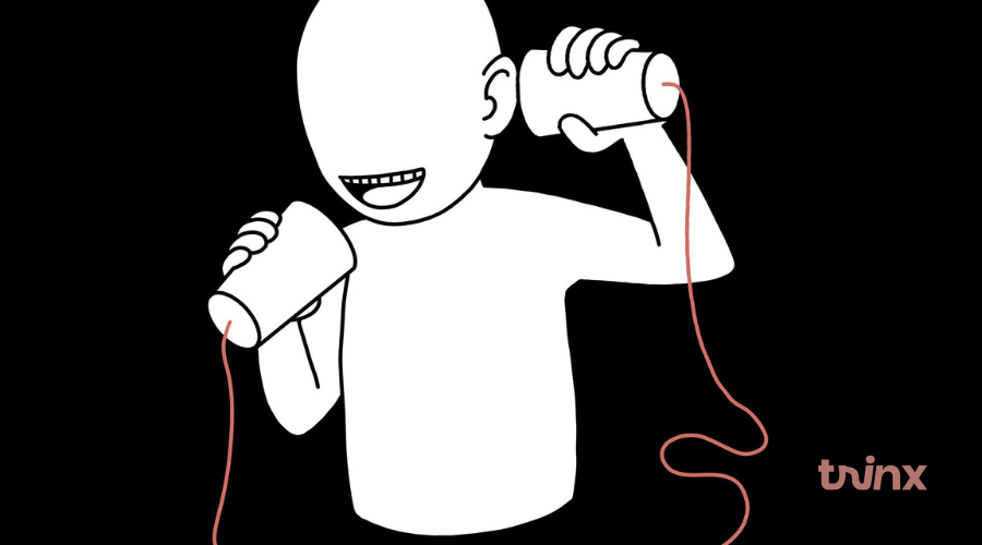 menino brincando telefone de lata - como melhorar o listening